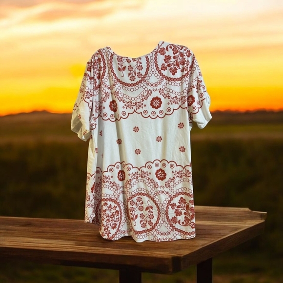 Lularoe  flare style tee. Scalloped sleeve.  Boho-Chic Size 3xl - Picture 3 of 9